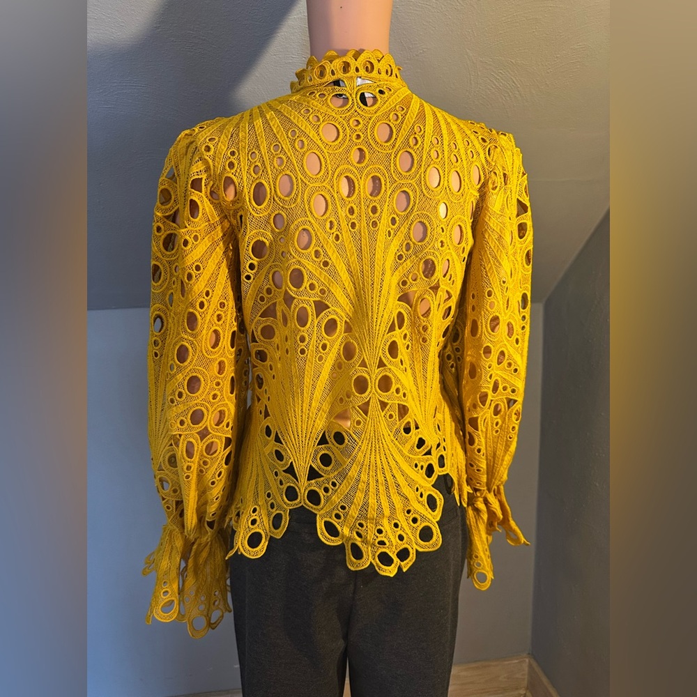The Sang Yellow Eyelet Lace Blouse Puff Sleeve Scallop Hem Size Medium EUC - Picture 4 of 5